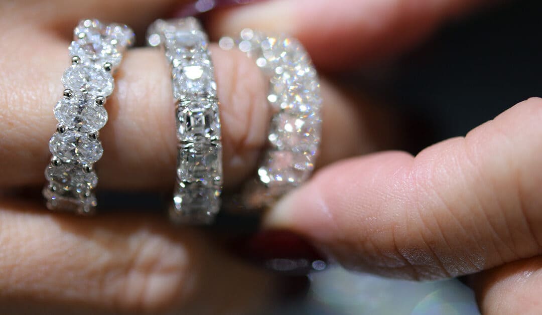 Błyszcząca miłość: najpiękniejsze zaręczyny i znalezienie idealnej biżuterii